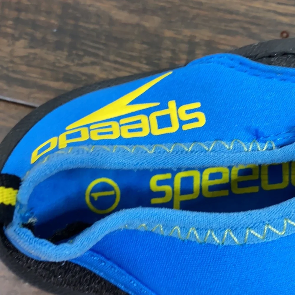 Speedo water shoes kid size 1